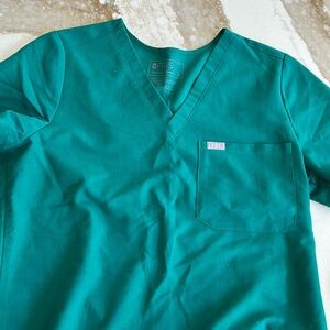 Figs surgical green medium scrubs